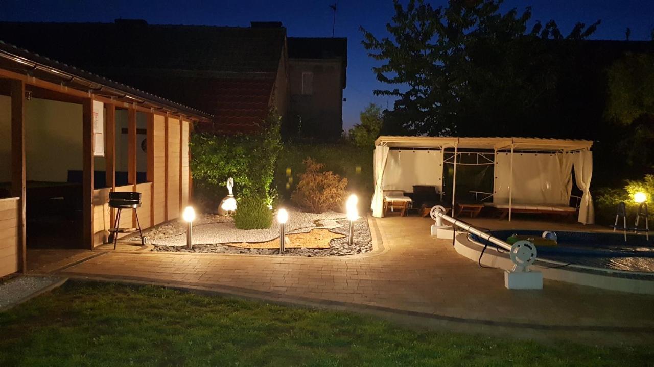 Aven'A Pokoje Goscinne Z Basenem Darlowo Bagian luar foto