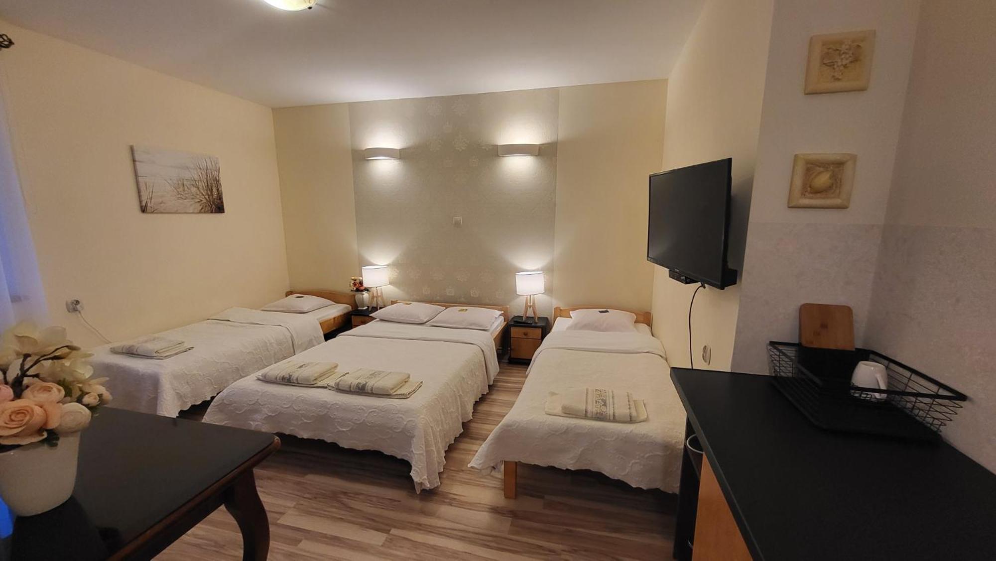 Aven'A Pokoje Goscinne Z Basenem Darlowo Bagian luar foto