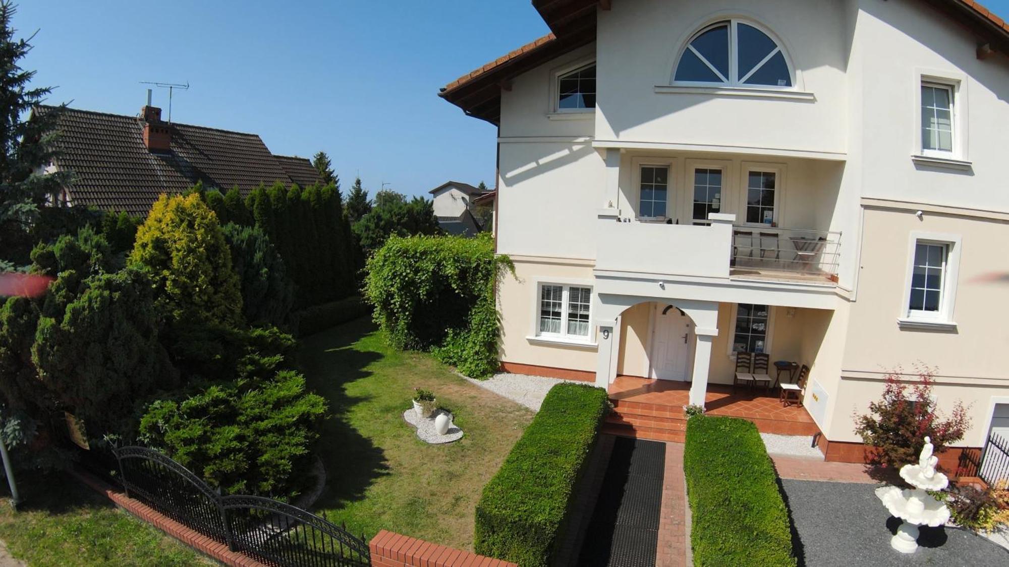Aven'A Pokoje Goscinne Z Basenem Darlowo Bagian luar foto