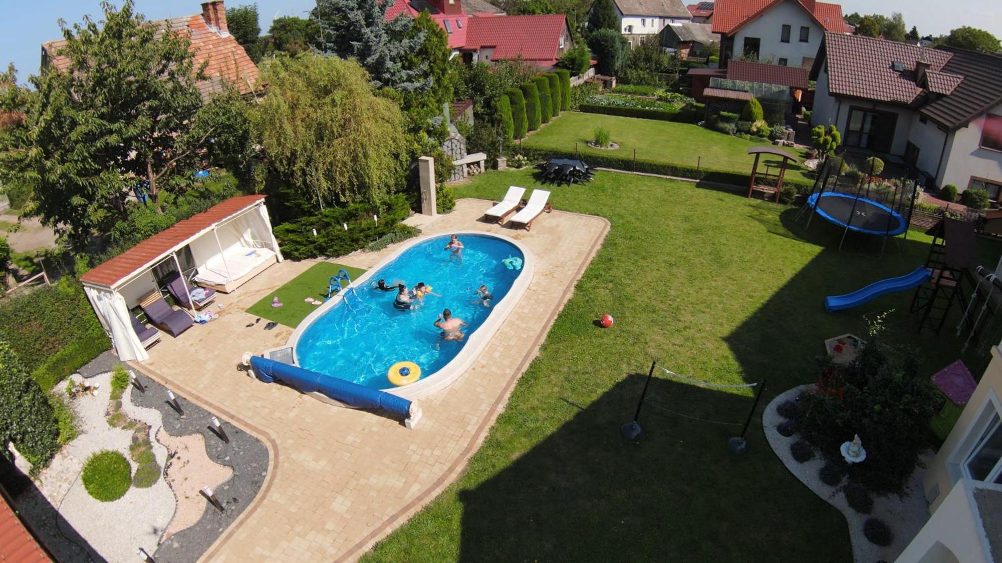 Aven'A Pokoje Goscinne Z Basenem Darlowo Bagian luar foto