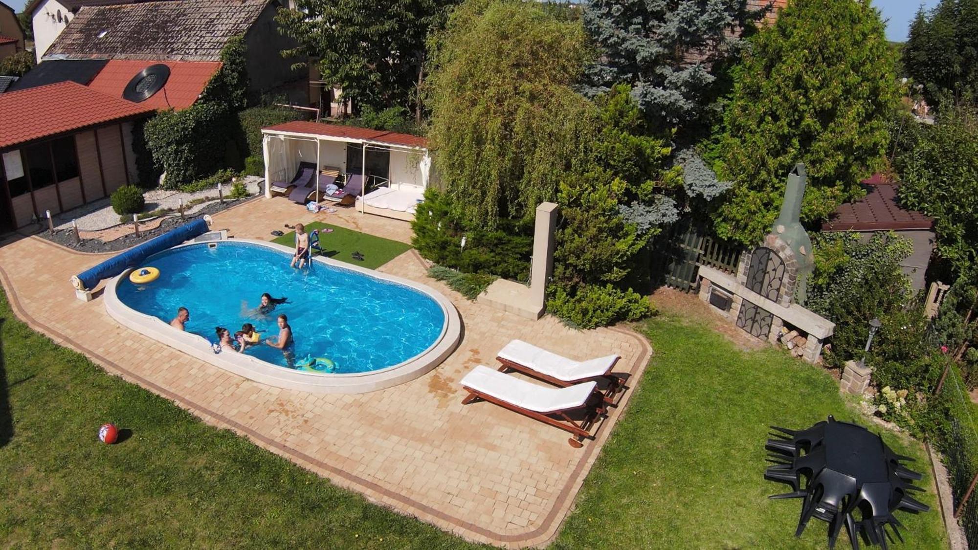 Aven'A Pokoje Goscinne Z Basenem Darlowo Bagian luar foto